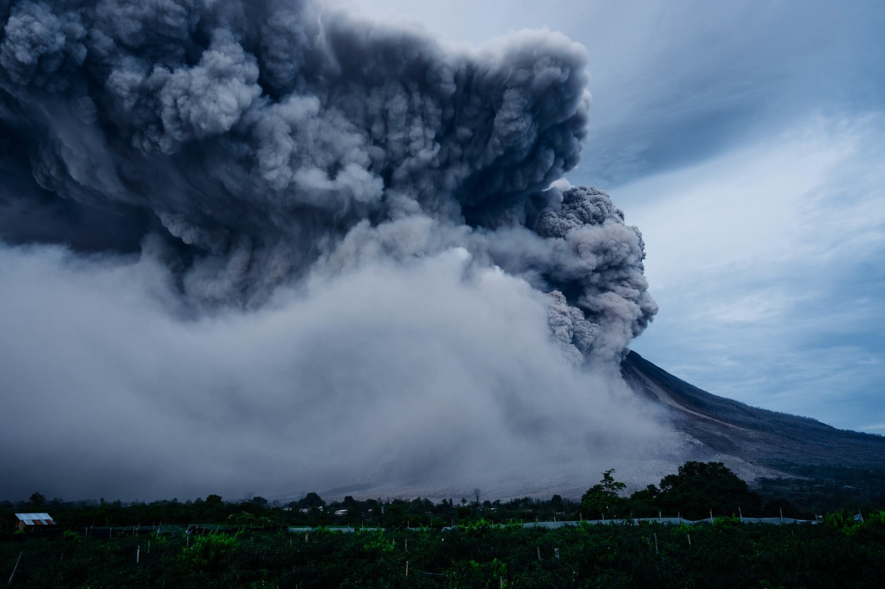 日本富士山喷发最新消息，影响及应对策略